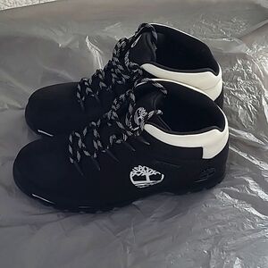 Women's Black Timberland Size 9 Boots. Worn maybe twice.